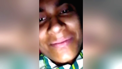 Indian girl with natural boobs shows off her boobs