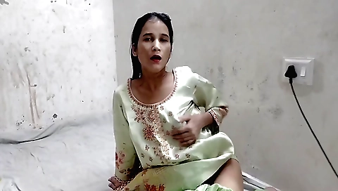Indian girl in amateur movie video with a nice body