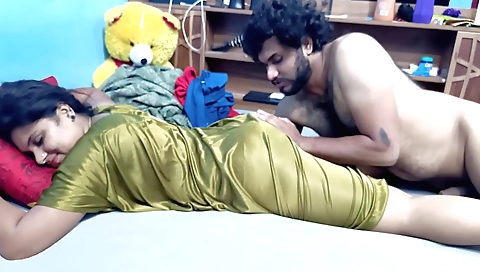 Indian brunette babe gets fucked in amateur sex video