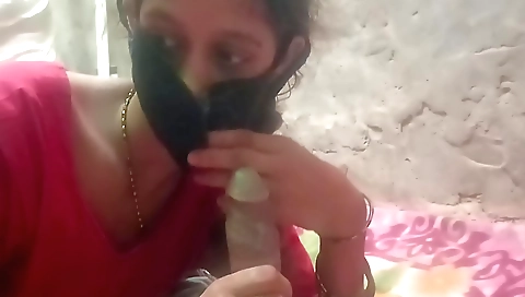 Indian brunette with a good body gives a big handjob