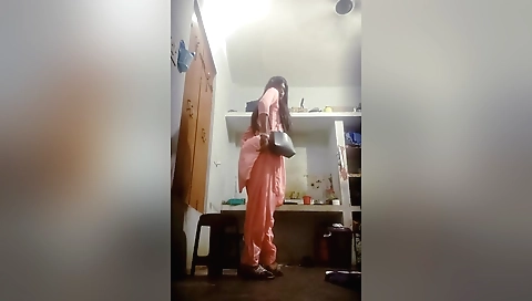 Indian solo video shows girl having sex with a dick