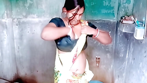 Bhopedi Bhabhi indian amateur wife in bathroom full virally