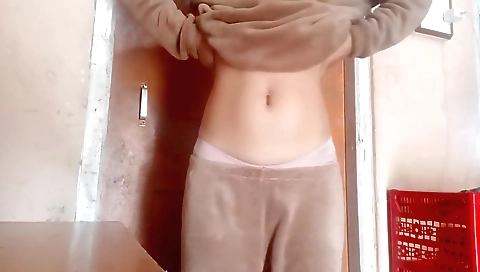 Amateur brunette naked in solo video playing her pussy