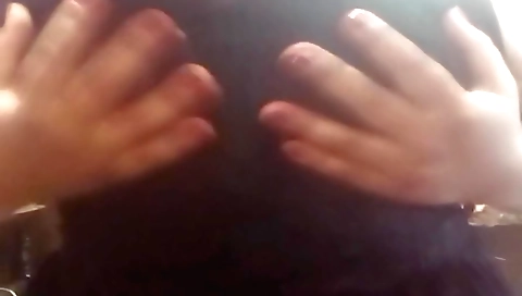 Hot teen makes it by herself while masturbating on bed
