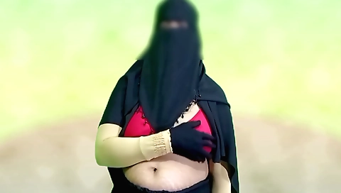 Indian hottie with big boobs gives a great blowjob