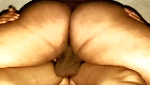 Amateur brunette with a good ass has sex on her bed