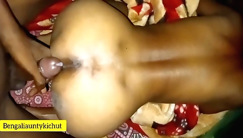 Indian wife with a big pussy makes a doggy style chudai