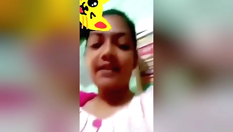 Indian babe shows off her boobs in solo webcam vid