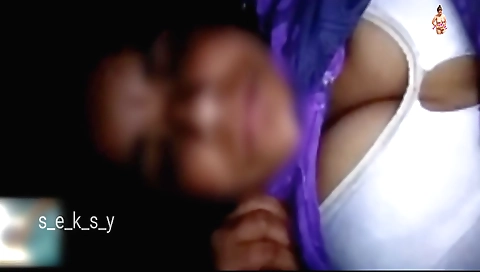 Indian amateur porn video showing sex in bed with boyfriend