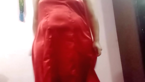 Hot and juicy chick is getting her pussy stretched