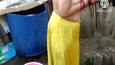Bhabhi showering her naked body in the sun in a solo
