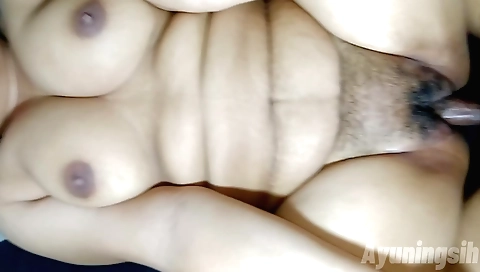 My stepmom's pussy creampied in an amateur pussy video