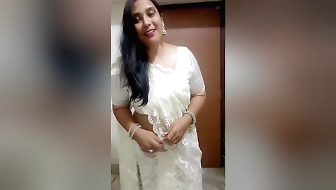 Indian naked milf enjoys her own body in the bedroom