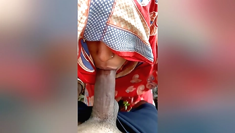 Bhabhi and her lover are outdoors doing a hands job