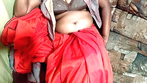 Bhabhi dammi with huge boobs shows us how sexy she is