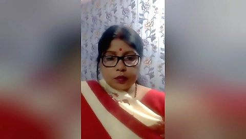 Bhabhi shows off her hairy pussy in a webcam scene