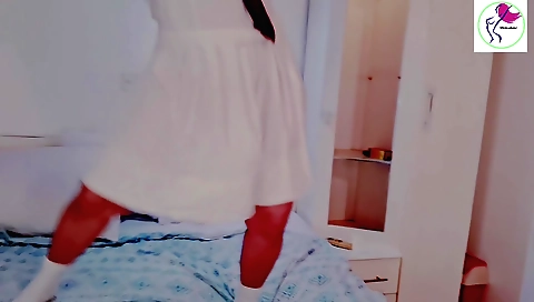 Solo female video shows her delicious ass and sexy body