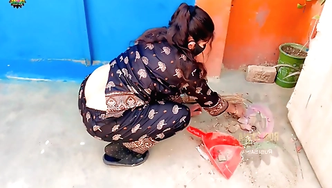 Hot Indian slut with a nice ass enjoys a solo video