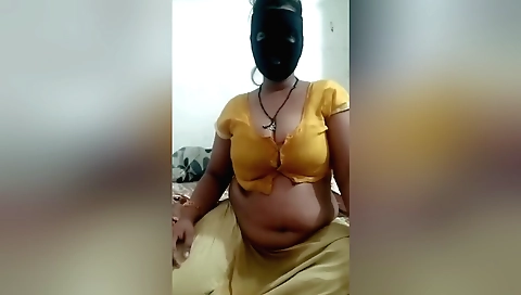 Indian amateur video showing her sexy body and a nice ass