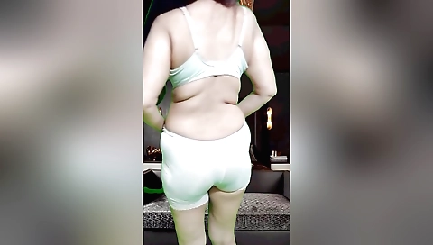 Steffi gets off with her boyfriend in her homemade solo video