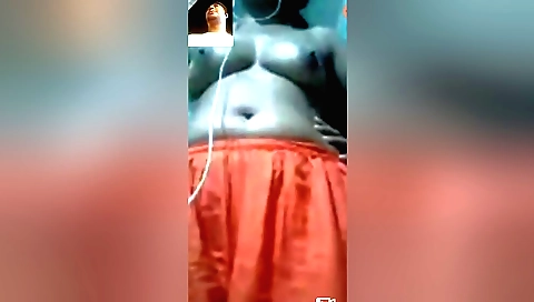 Indian brunette showing off her sexy boobs on web cam