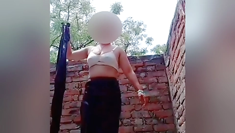 Indian babe with small boobs is going to masturbate