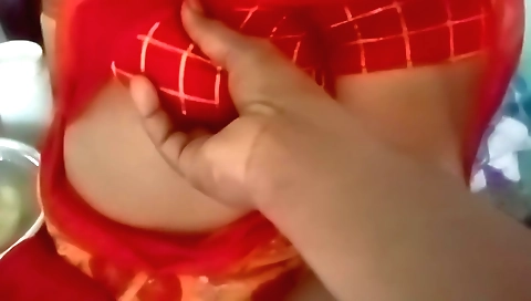 Indian amateur shows her big ass and natural boobs