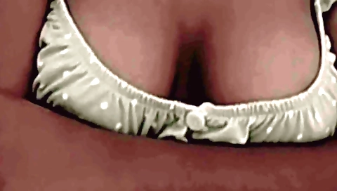 Amateur solo girl gets her cunt stretched and pounded