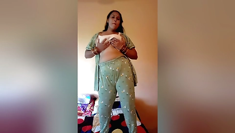 Amateur brunette solo video with me dancing on the floor